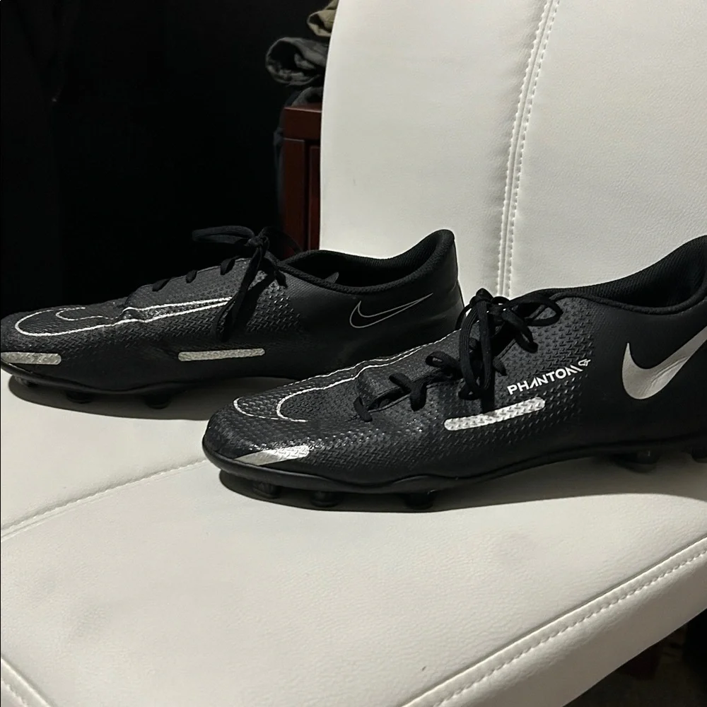 Nike Black and White Sneakers - Picture 2 of 6